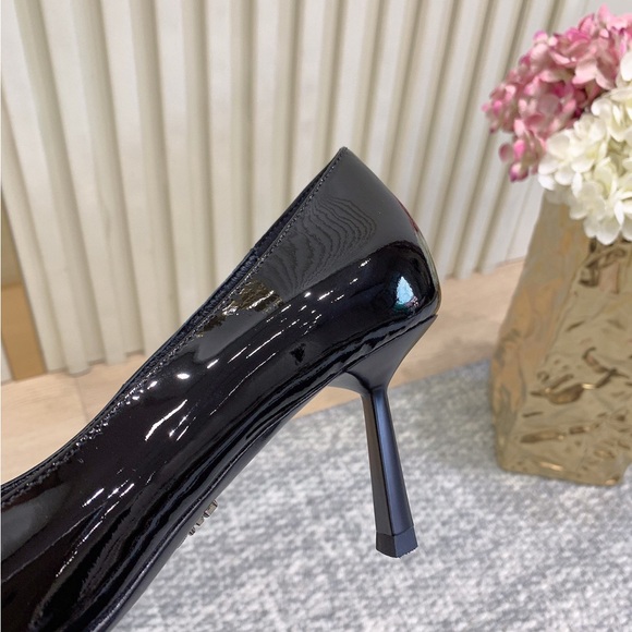 Prada Women\'s Glossy Black Heels